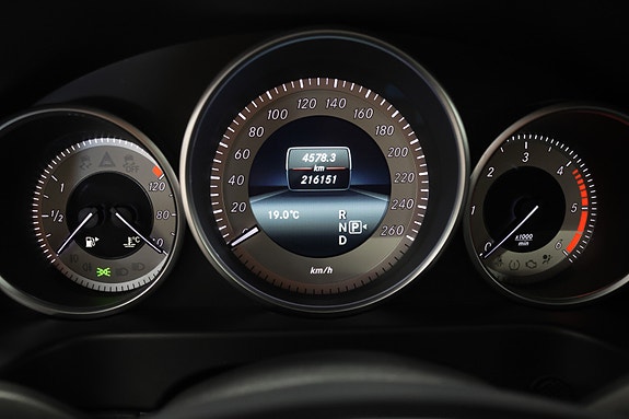 Mercedes-Benz E220 12 of 25