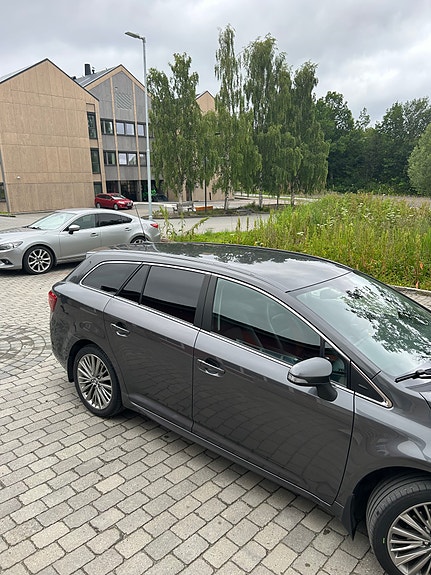 Toyota Avensis 2 of 5