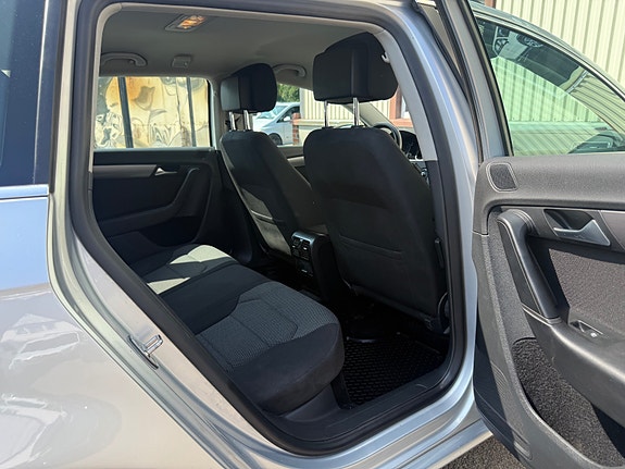 Volkswagen Passat 25 of 27