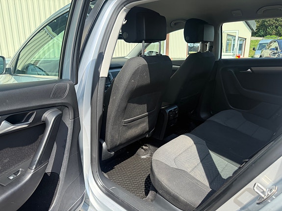 Volkswagen Passat 22 of 27