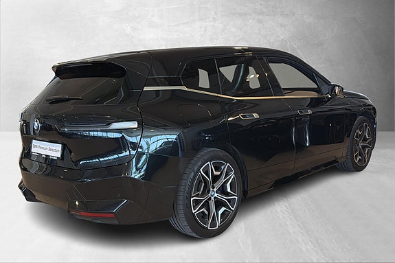 BMW iX 2 of 5