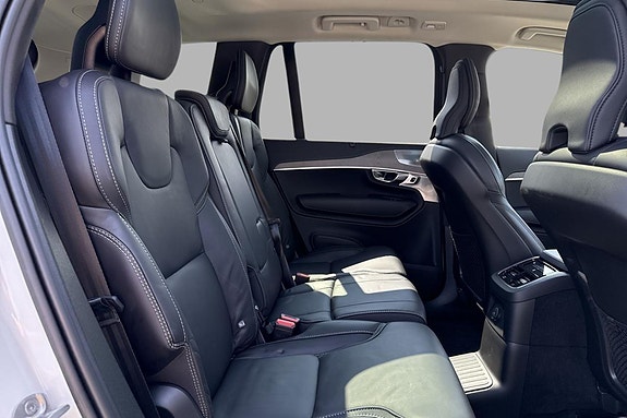 Volvo XC90 30 of 30