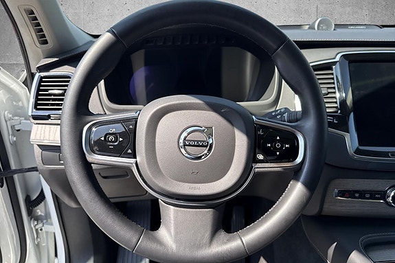 Volvo XC90 16 of 30