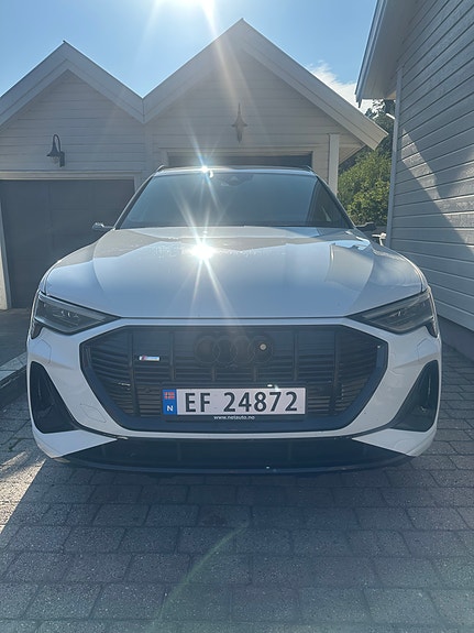 Audi e-tron 3 of 5