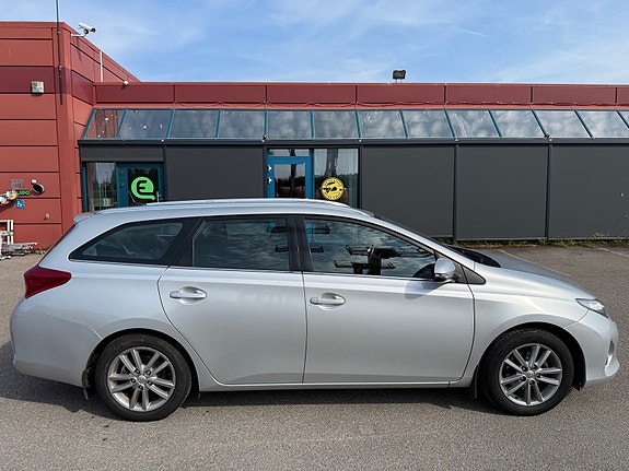 Toyota Auris 4 of 5