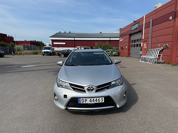 Toyota Auris 2 of 5