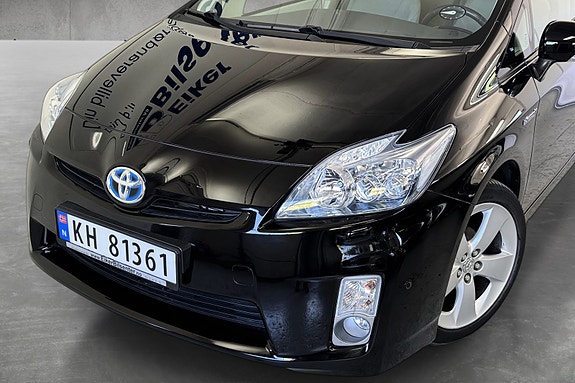 Toyota Prius 4 of 5