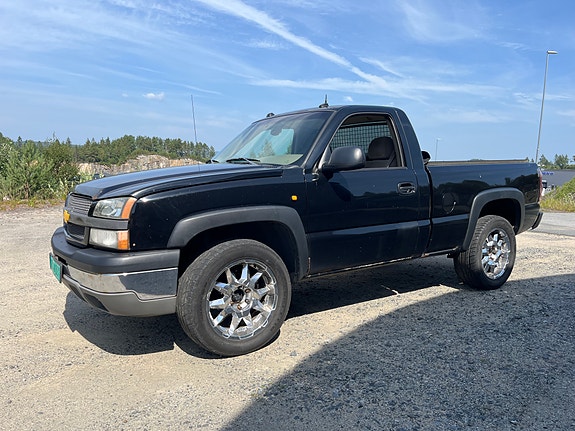 Chevrolet Silverado 2 of 5