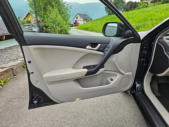 Honda Accord 10 of 22