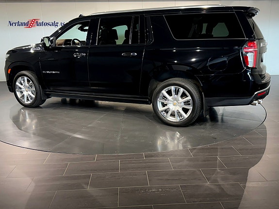 Chevrolet Suburban 4 of 30
