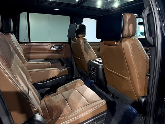 Chevrolet Suburban 18 of 30