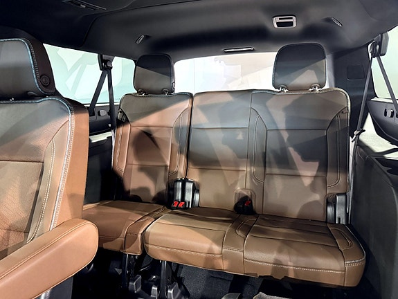 Chevrolet Suburban 17 of 30