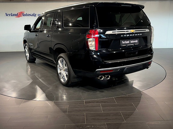 Chevrolet Suburban 5 of 30