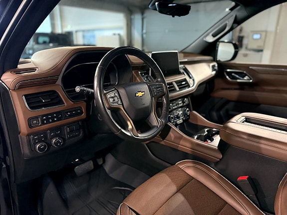 Chevrolet Suburban 14 of 30