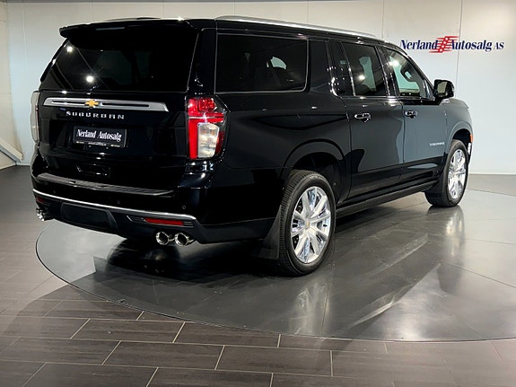 Chevrolet Suburban 7 of 30