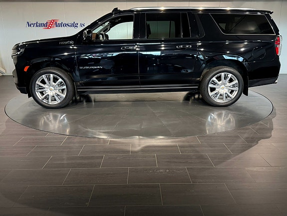 Chevrolet Suburban 3 of 30