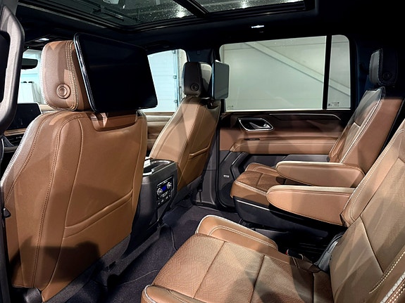 Chevrolet Suburban 16 of 30