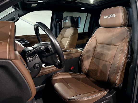Chevrolet Suburban 13 of 30