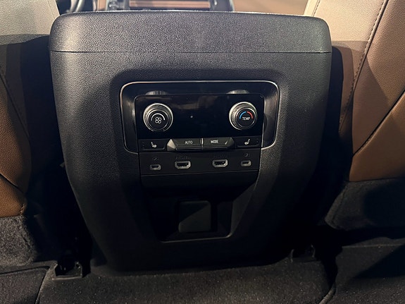 Chevrolet Suburban 19 of 30