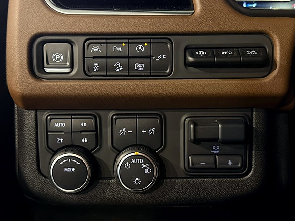 Chevrolet Suburban 28 of 30