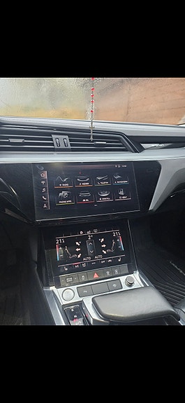 Audi e-tron 4 of 5