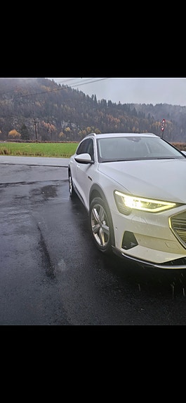 Audi e-tron 2 of 5