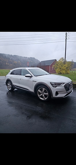 Audi e-tron 3 of 5