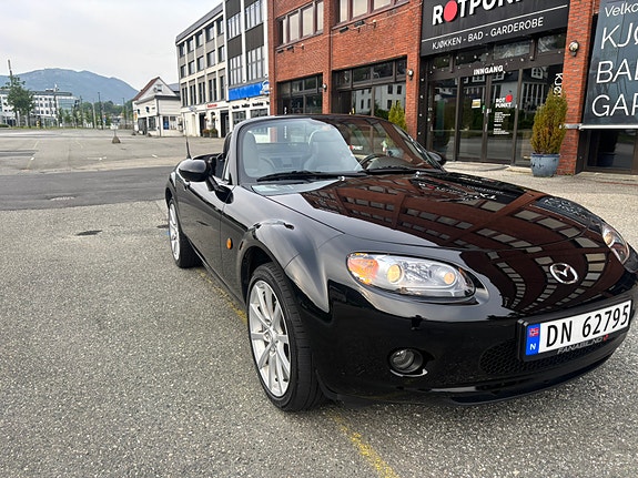 Mazda MX-5 2 of 5