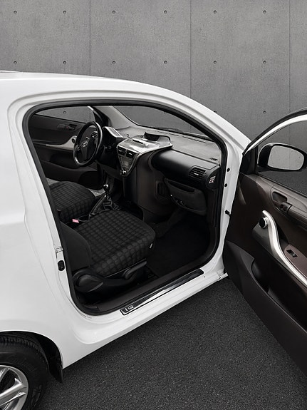 Toyota IQ 7 of 10