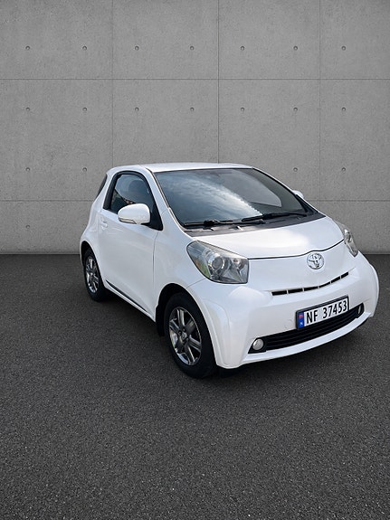 Toyota IQ 2 of 5