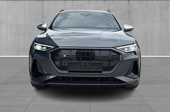 Audi e-tron S 2 of 5