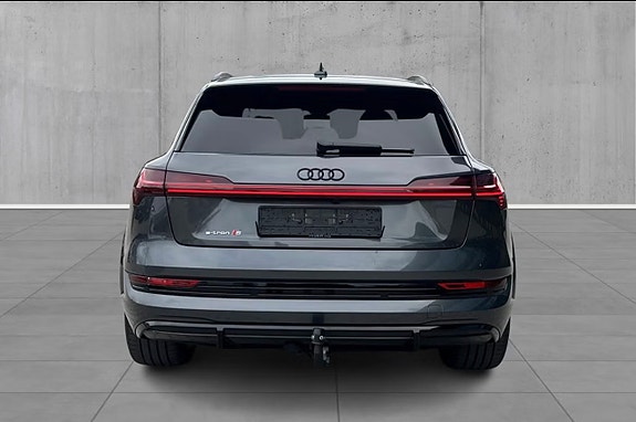 Audi e-tron S 4 of 5
