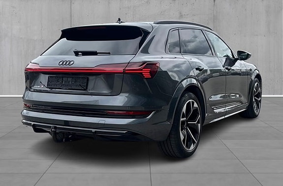 Audi e-tron S 3 of 5