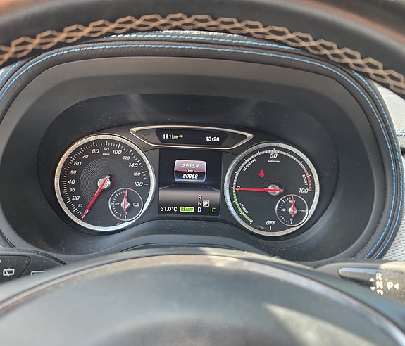 Mercedes-Benz B-Electric 2 of 5