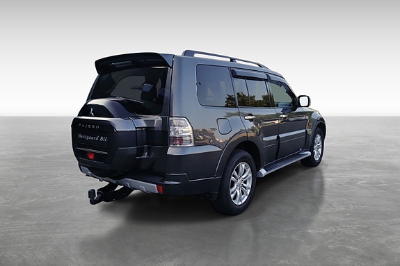 Mitsubishi Pajero 3 of 5