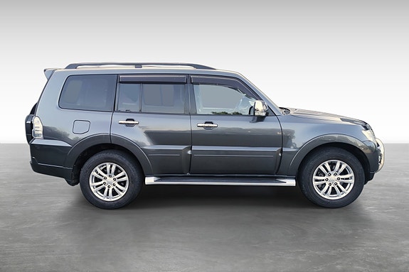Mitsubishi Pajero 2 of 5
