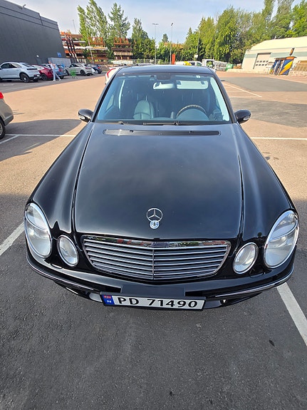 Mercedes-Benz E500 6 of 10
