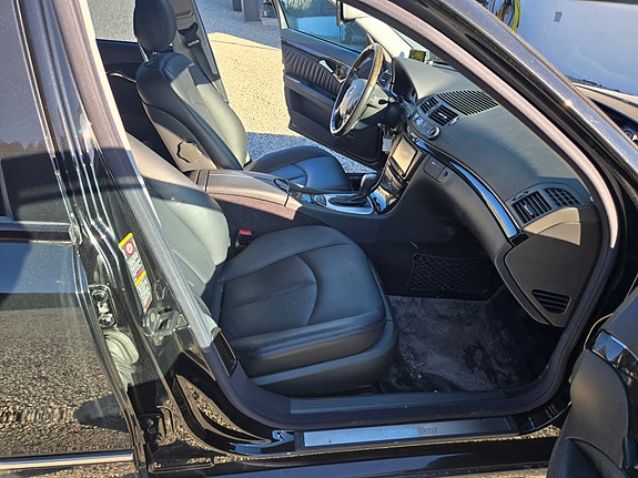 Mercedes-Benz E500 8 of 10