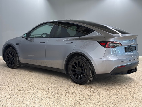 Tesla Model Y 4 of 5
