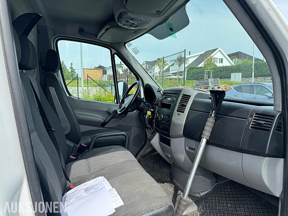 Mercedes-Benz Sprinter 9 of 16