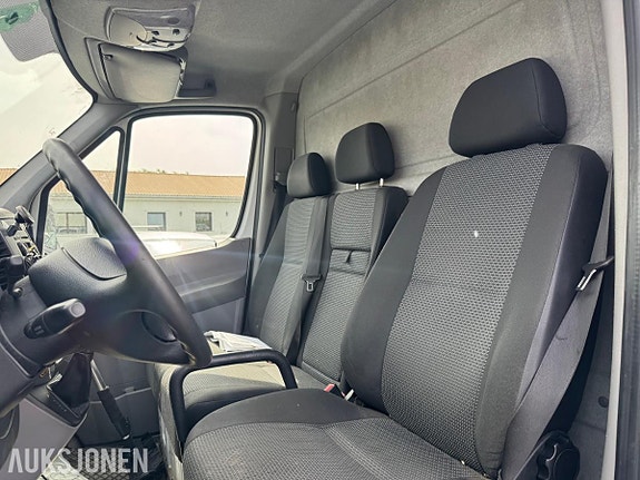 Mercedes-Benz Sprinter 10 of 16