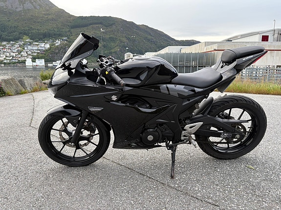 Suzuki GSX-R 125 6 of 8