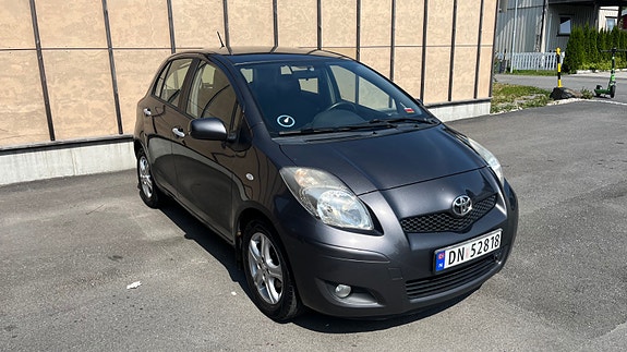 Toyota Yaris 3 of 5