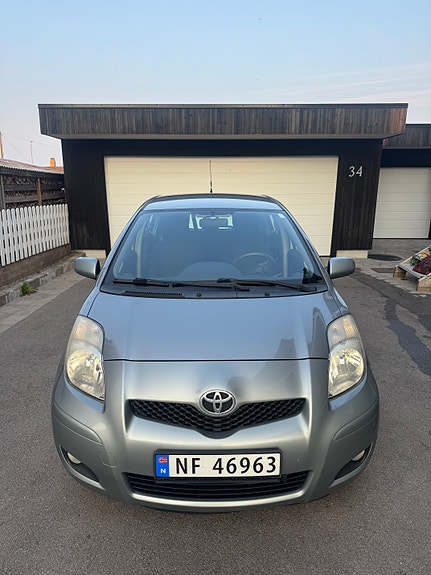 Toyota Yaris 2 of 5
