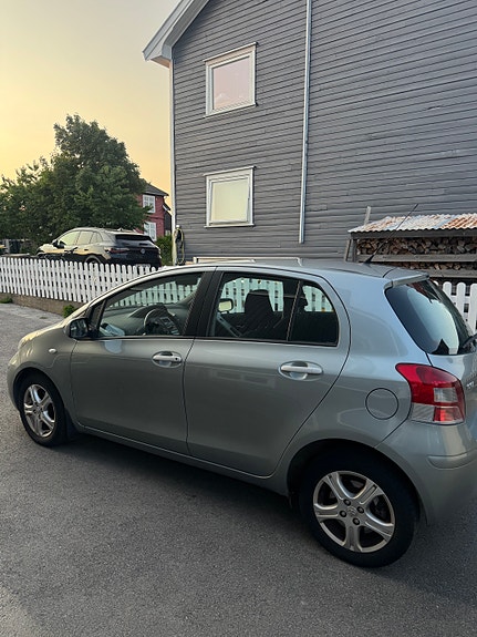 Toyota Yaris 3 of 5