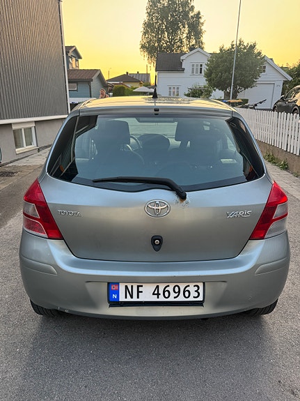 Toyota Yaris 4 of 5