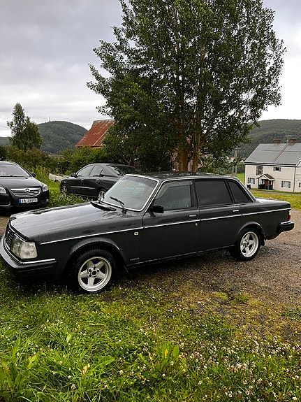 Volvo 244 3 of 5