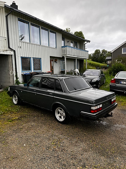 Volvo 244 2 of 5