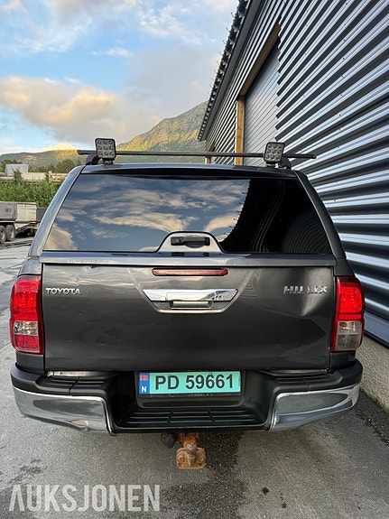 Toyota HiLux 4 of 5