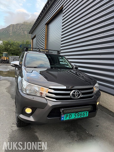 Toyota HiLux 2 of 5